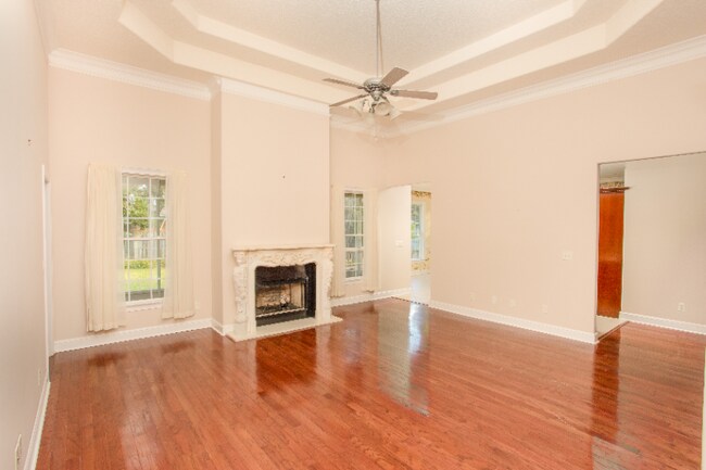 Building Photo - 215 S Harrington Rd