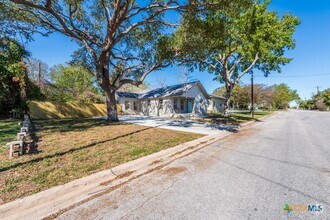 Building Photo - 404 S Oak Ave