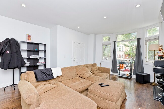 Building Photo - 850 W Wrightwood Ave
