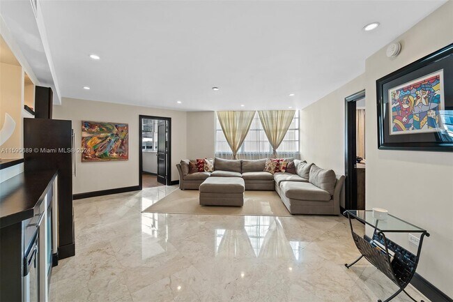 Building Photo - 999 Brickell Bay Dr