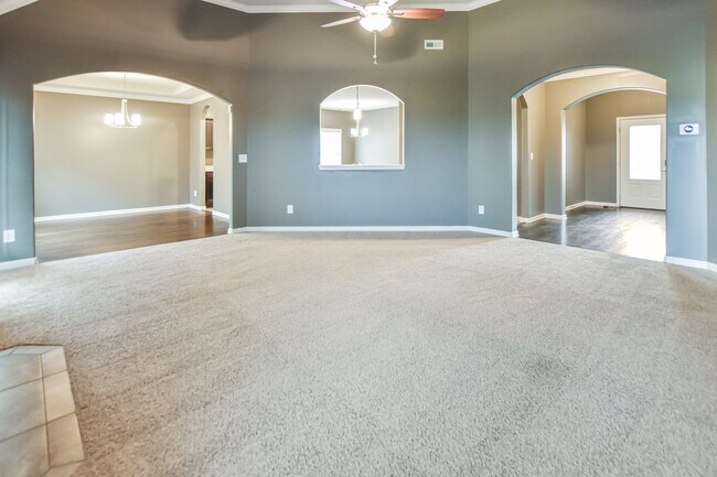 Building Photo - Pet Friendly Three Bedroom!