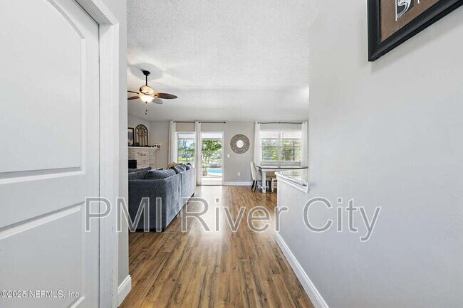Foto del edificio - 2320 Locustwood Ct