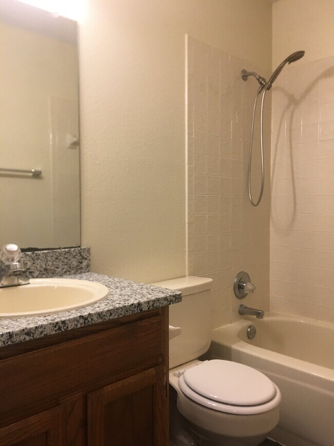 Building Photo - "Cozy 3-Bedroom Fayetteville Home with Mod...