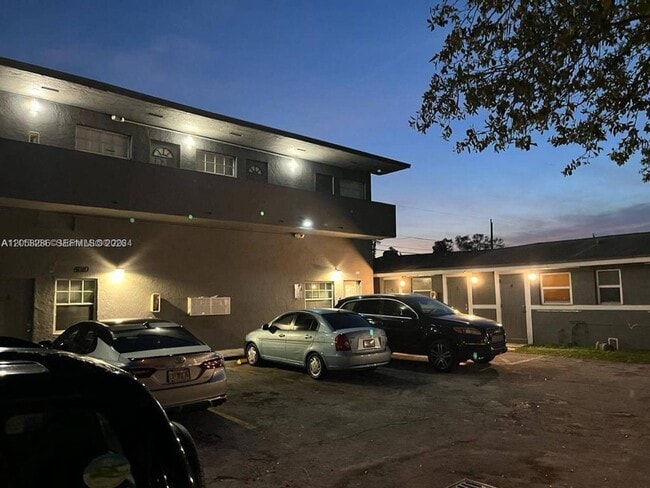 Building Photo - 5010 Pembroke Rd