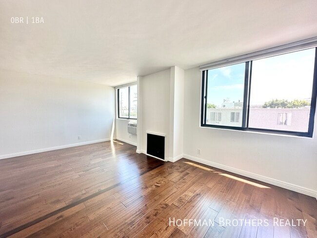 Building Photo - 724 N W Knoll Dr