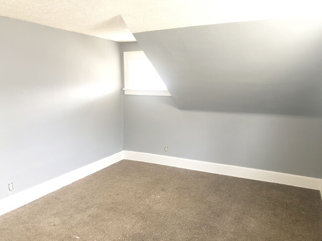 Building Photo - 2 BED 1 BATH SINGLE FAMILY HOME IN EUCLID!