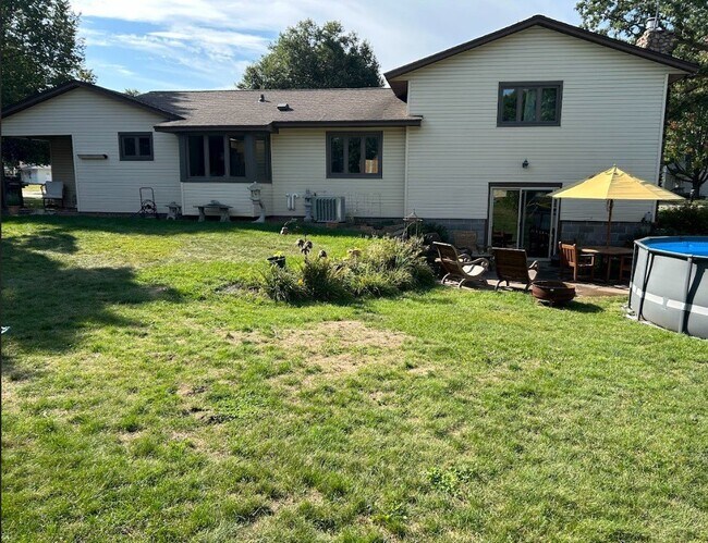 Building Photo - Amazing 3BR/3BA House with 2-car attached ...