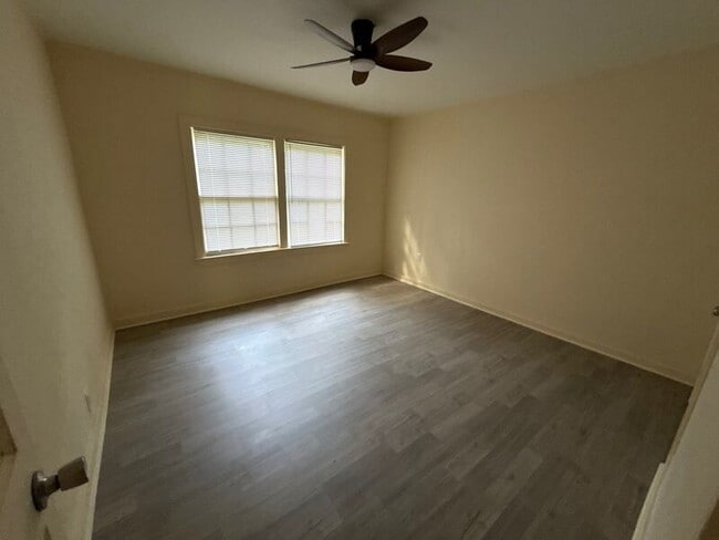 Foto del edificio - 211 W Santa Clair St