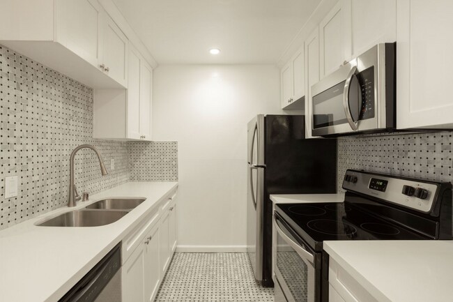 Building Photo - 724 N West Knoll Dr. West Hollywood, CA 90069
