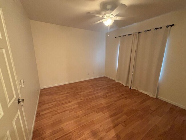 Foto del edificio - Charming 2-Bedroom Townhome in Valencia wi...