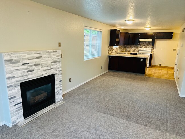 Building Photo - Charming Condo in Terrific Central Location