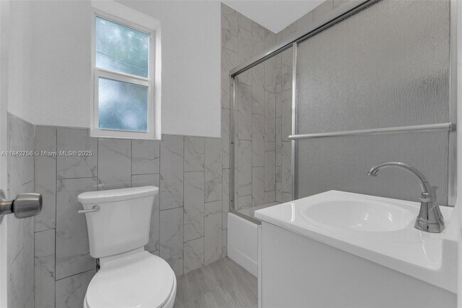 Foto del edificio - 8096 NW 4th Ave
