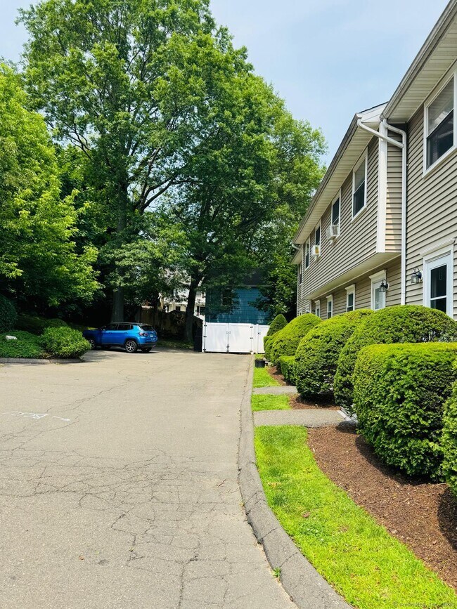 Building Photo - 374 Halley Ave