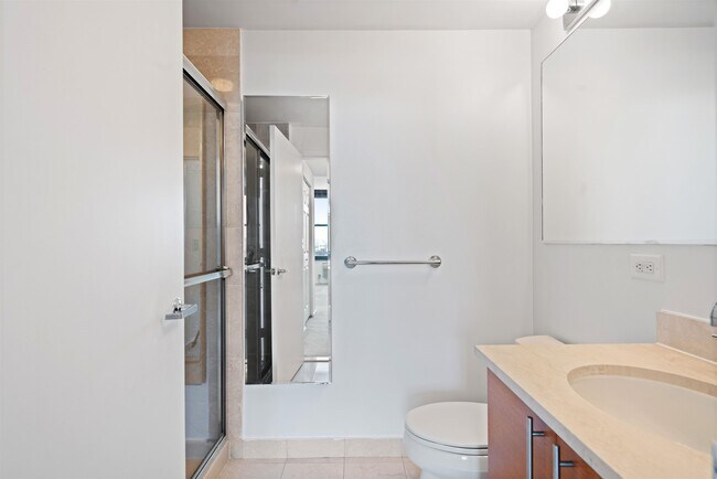 Foto del edificio - 102 Christopher Columbus Dr