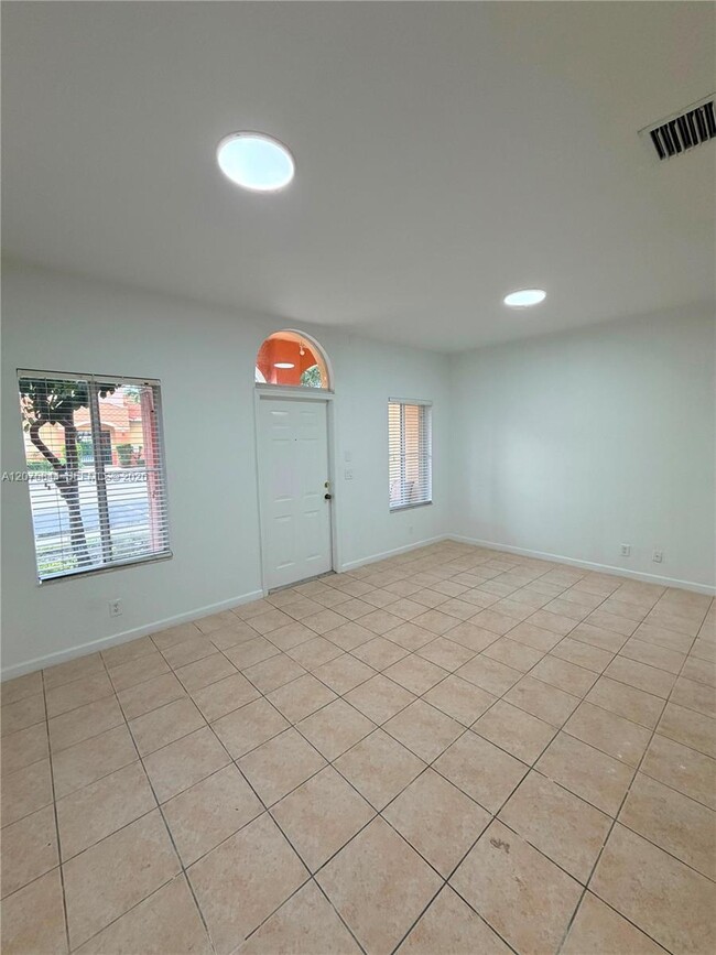 Building Photo - 102 S Santa Catalina Cir