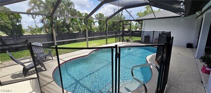 Building Photo - 933 SW Santa Barbara Pl