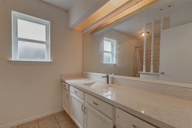 Foto del edificio - 6011 Coachgate Dr