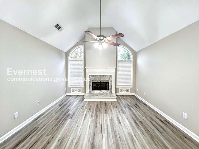 Foto del edificio - 320 Ashley Woods Dr