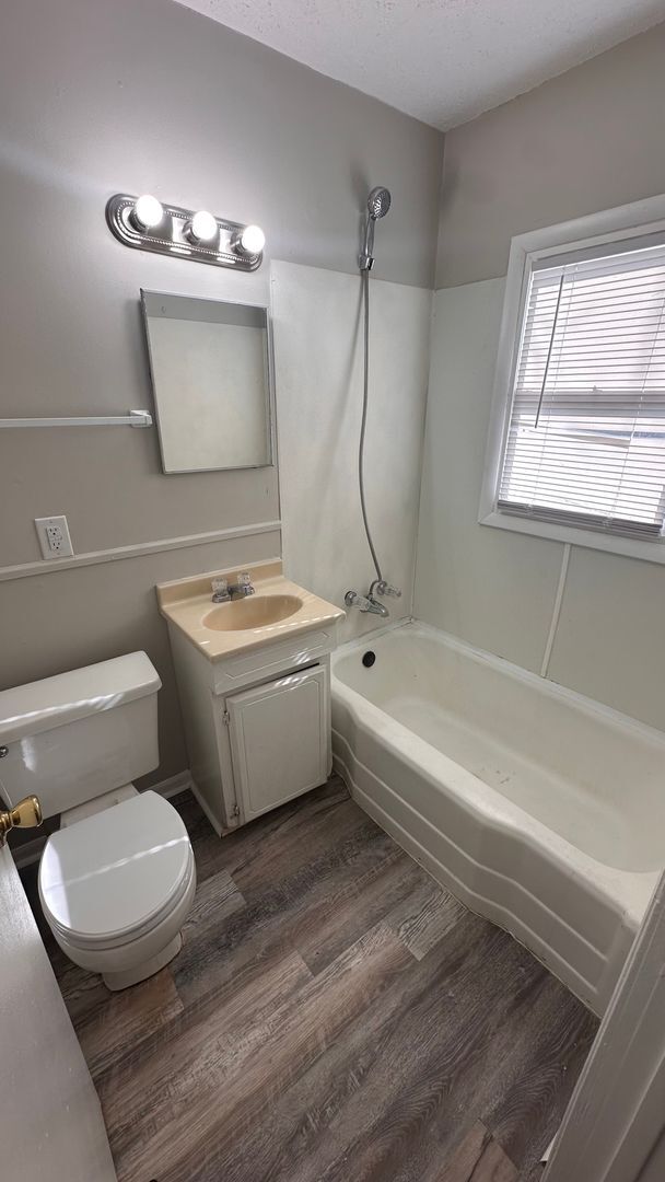 Foto del edificio - $550 - 1 bed 1 bath Duplex