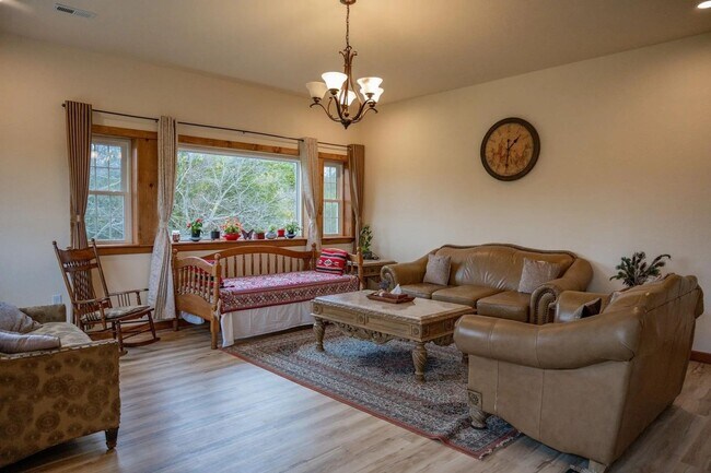 Building Photo - 3 Bedroom Single Family Country Home in Ma...