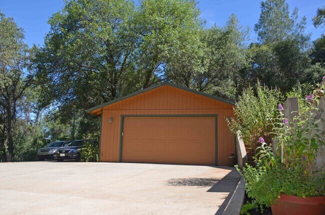 Building Photo - 3 bedroom, 3 bath home on 1.86 acres in Pe...