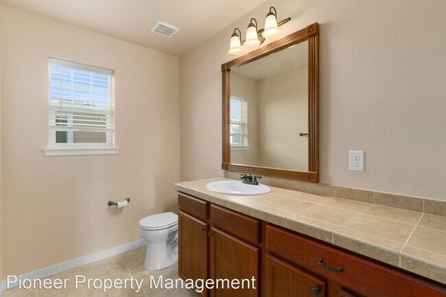 Building Photo - 2 br, 2.5 bath House - 309 Quebec St #2