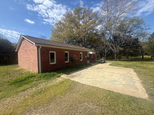 Building Photo - Peaceful Country Living on 2 Acres – 2BR Home in Chester