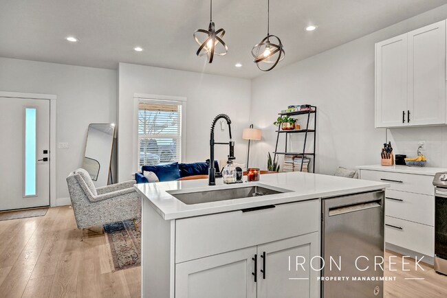 Foto del edificio - Contemporary Townhome Minutes from Downtown