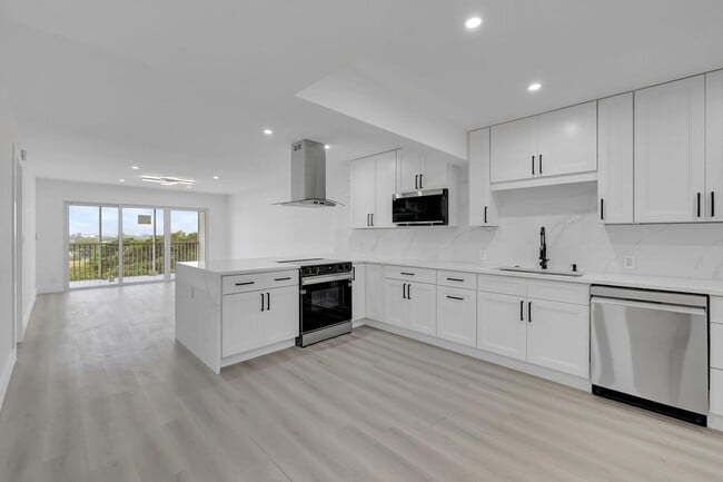 Building Photo - 3050 N Palm Aire Dr