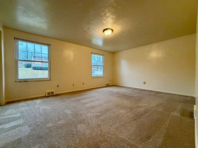 Foto del edificio - Stunning 2 BR Townhouse with Attached Garage! Central A/C & MORE!! CALL TODAY TO SCHEDULE A TOUR!