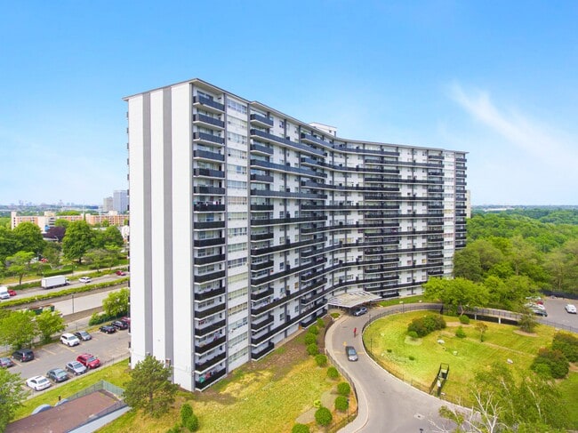 Photo du bâtiment - Champlain Towers at 75 Thorncliffe Park Drive