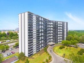 Building Photo - 71 Thorncliffe Park Dr