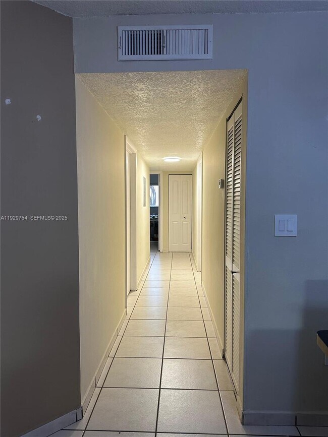 Foto del edificio - 4710 NW 102nd Ave