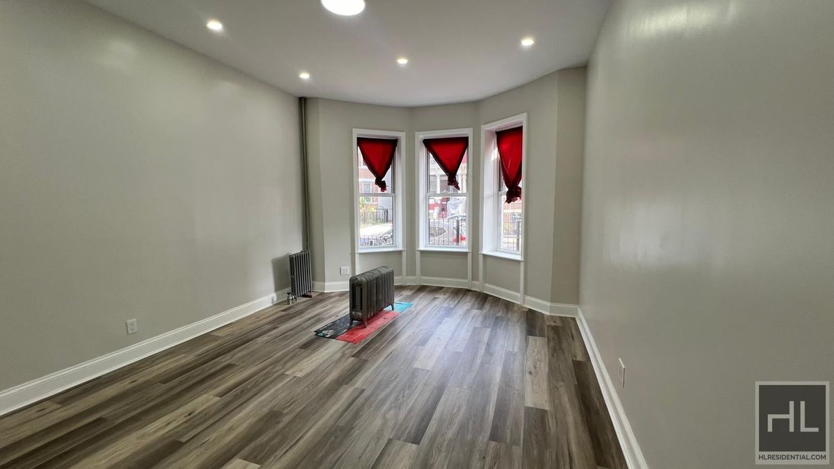 Foto principal - Renovated 3-Bedroom + Flex 4—Oversized Lay...