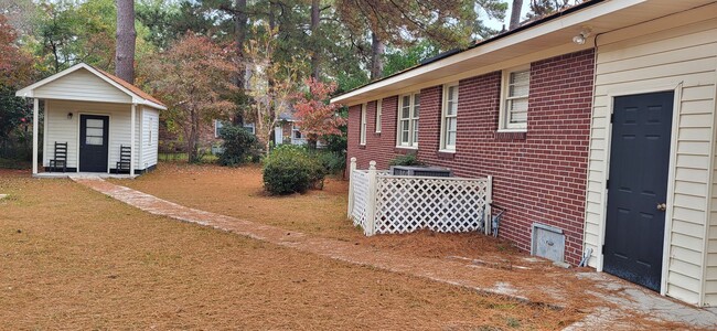 Building Photo - 3 Bedroom 1 1/2 Bath Ranch style brick hom...