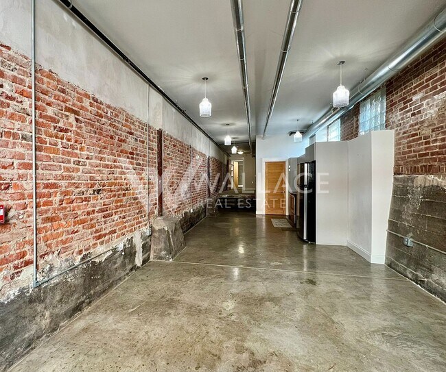 Foto del edificio - DOWNTOWN LIVING WITH PRIVATE GATED ENTRANCE 1 BEDROOM / 1 BATH