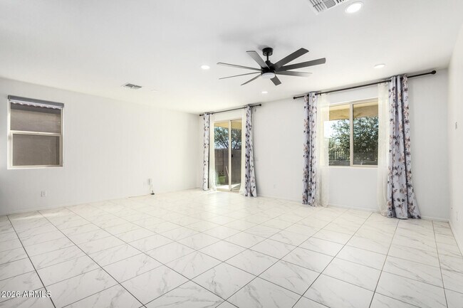 Foto del edificio - 665 E Rojo Way