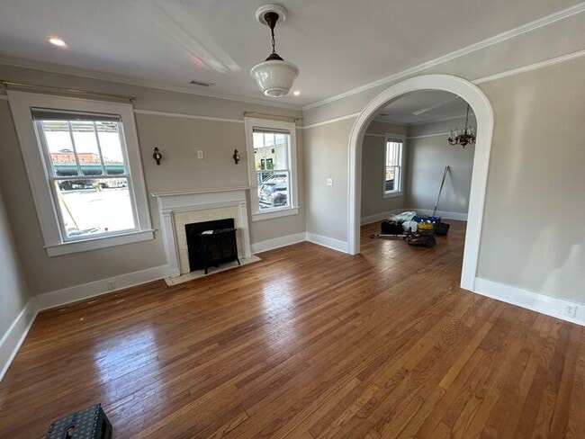 **Charming 1920s Single-Family Home with Private Parking in the Heart of Charleston** - **Charming 1920s Single-Family Home with Private Parking in the Heart of Charleston**