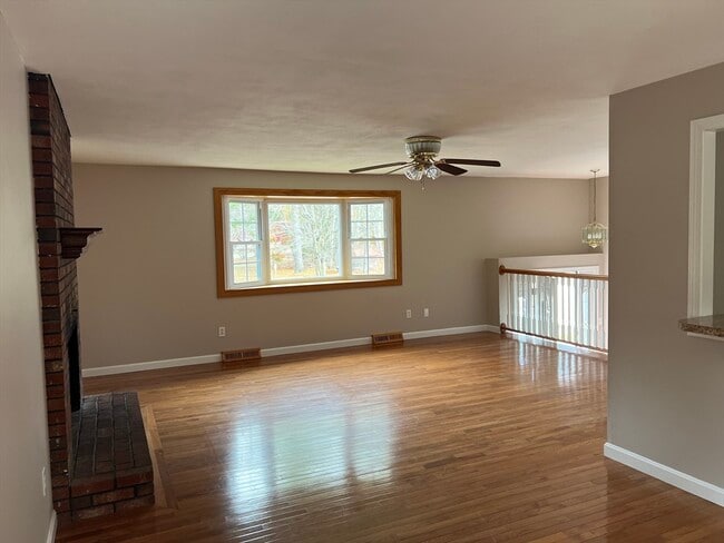 Foto del edificio - 27 Miles Standish Dr