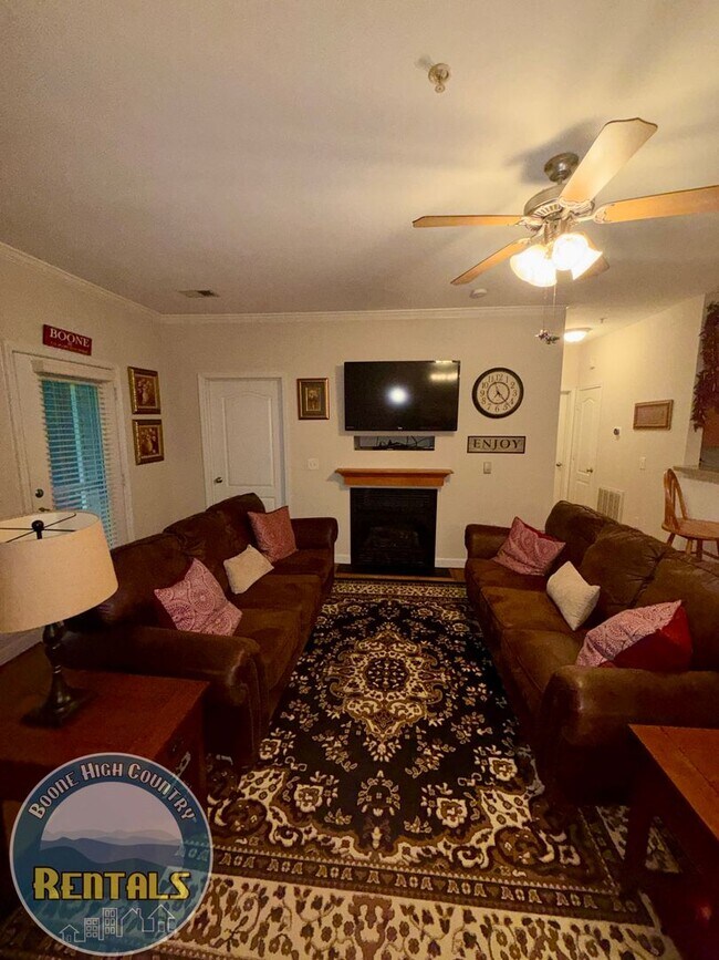 Foto del edificio - Fully Furnished Spacious 2 Story Condo at Pine Ridge