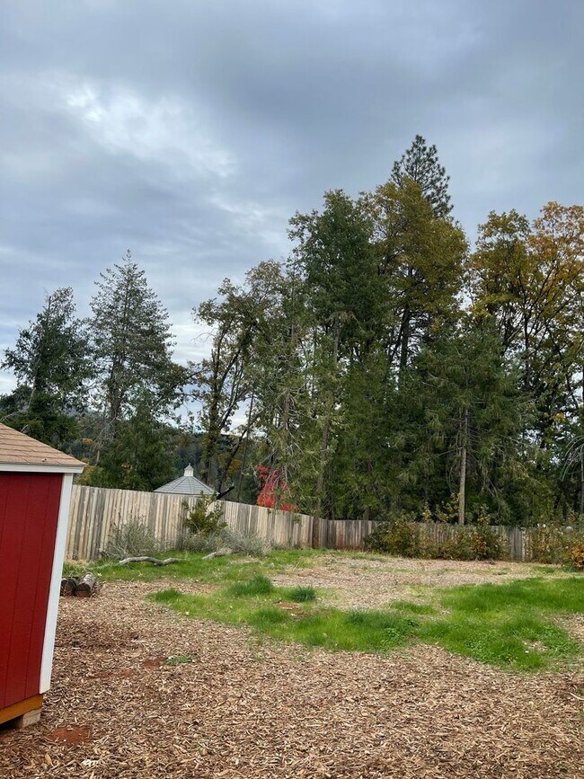 Building Photo - Newer Manufactured home, 3 bed 2 bath, Lower Magalia