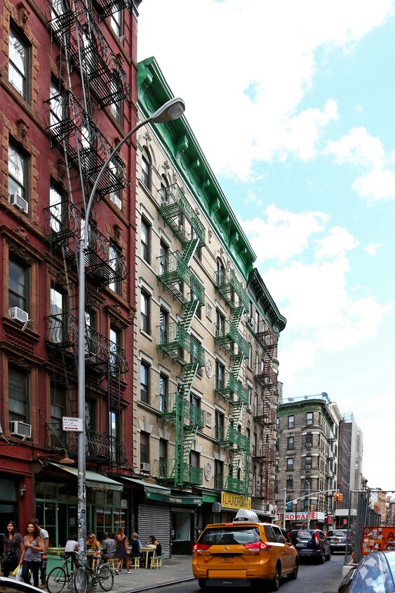 Foto del edificio - 196-198 Mott St