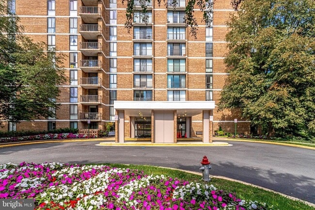 Building Photo - 2300 Pimmit Dr