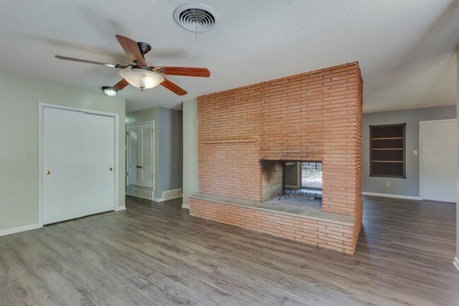 Building Photo - 708 Hurstview Dr