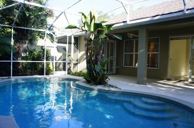 Building Photo - 4 Bedroom Pool Home--Lawn/Pool Incl