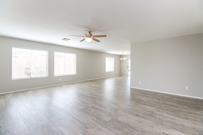 Foto del edificio - 16071 W Adams St