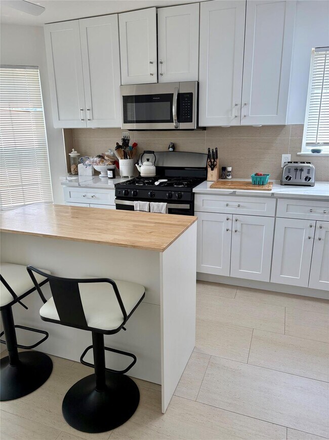 Building Photo - 67 Sagamore Hill Dr