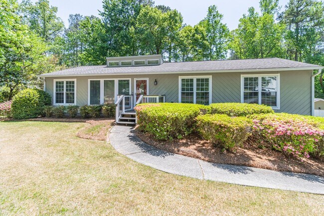 Foto del edificio - This beautifully updated Marietta, GA home offers 3 bedrooms and 2.5 bathrooms with an open floor...