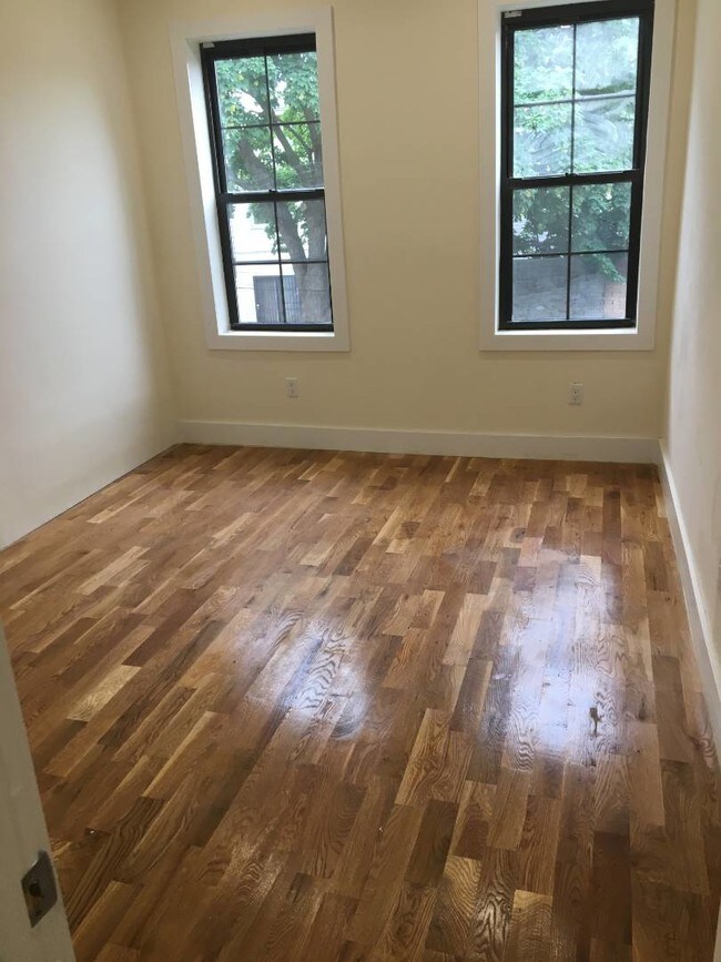 Foto del edificio - 1687 E 48th St