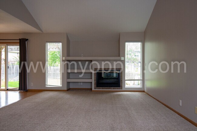 Building Photo - BEAUTIFUL 3 Bed/3 Bath House | Great locat...